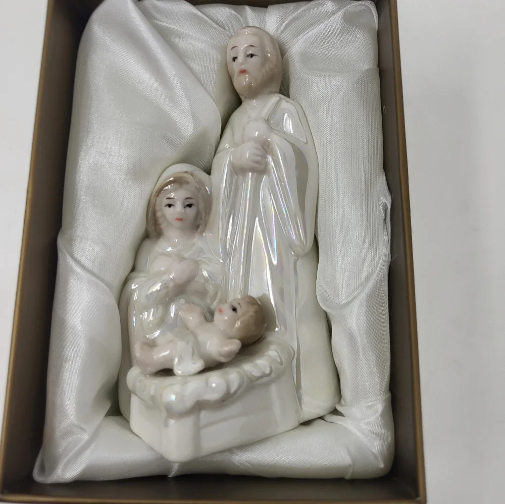 Pier 1 Holy Family Nativity Baby Jesus Mary Joseph Christmas iridescent Figurine